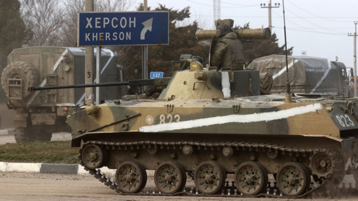 Xe tăng Nga tại cửa ngõ vào Kherson hôm 1/3. Ảnh:TASS.