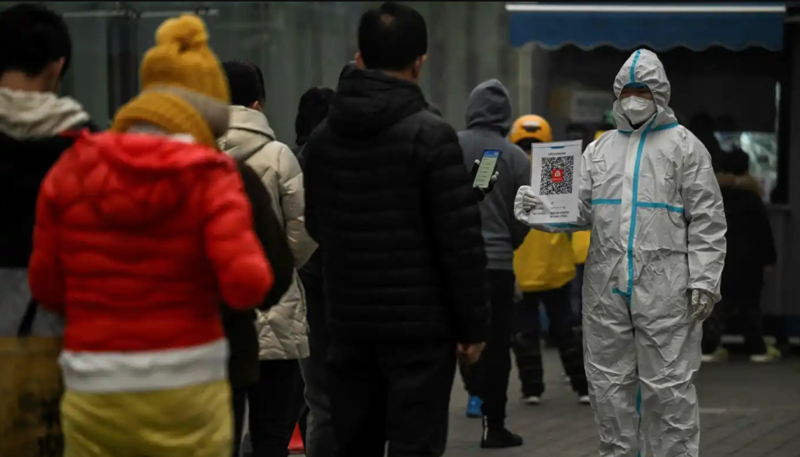 Người dân xếp hàng tại một điểm xét nghiệm Covid ở Bắc Kinh - Ảnh: Getty Images