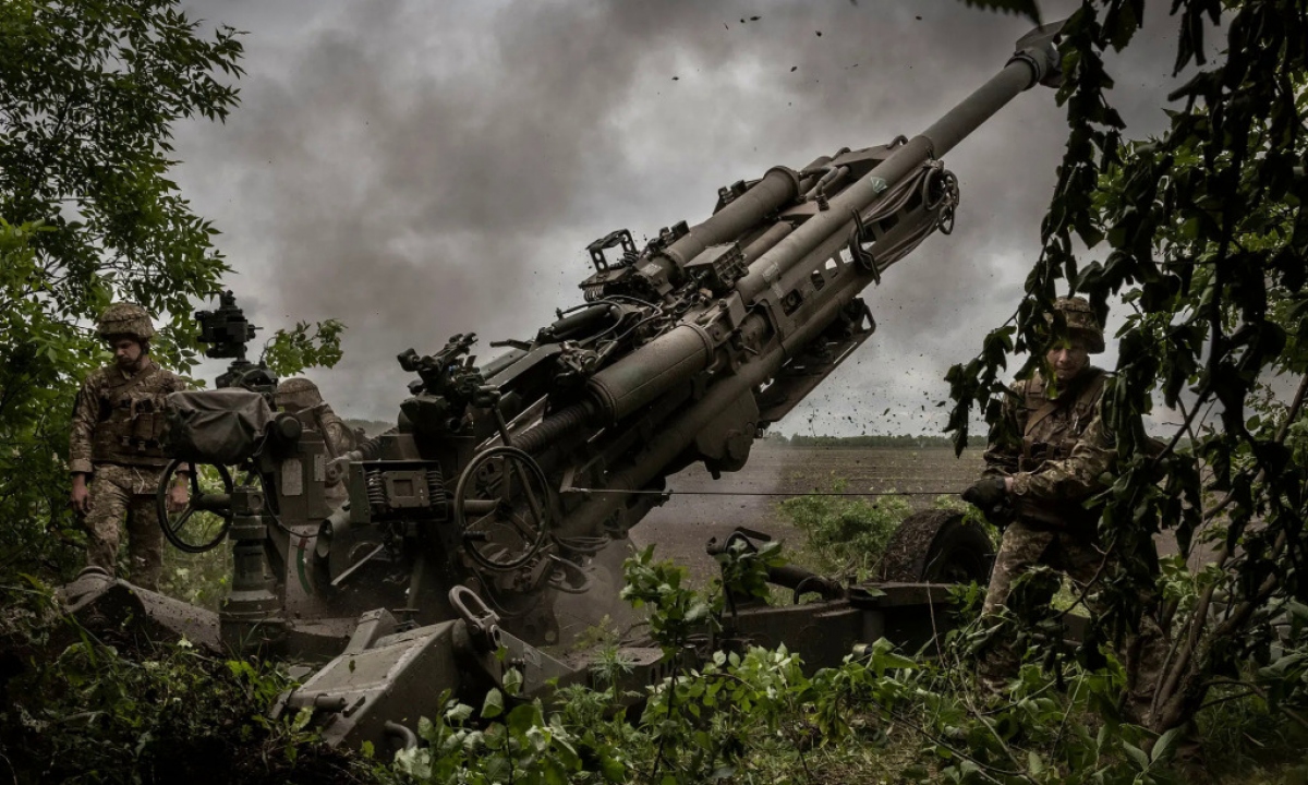 pháo M777 do Mỹ sản xuất tại vị trí bắn ở Donetsk, miền đông Ukraine tháng này. Ảnh: NY Times.