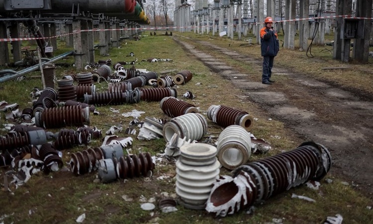 trạm biến áp cao thế của nhà điều hành năng lượng Ukraine Ukrenergo bị hư hại sau khi Nga tập kích tên lửa hôm 10/11. Ảnh: Reuters.