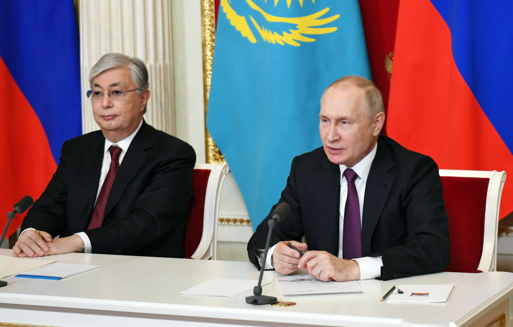 Tổng thống Nga Vladimir Putin (phải) và người đồng cấp Kazakhstan Kassym-Jomart Tokayev tại Điện Kremlin, thủ đô Moskva, ngày 28/11. Ảnh: AFP.