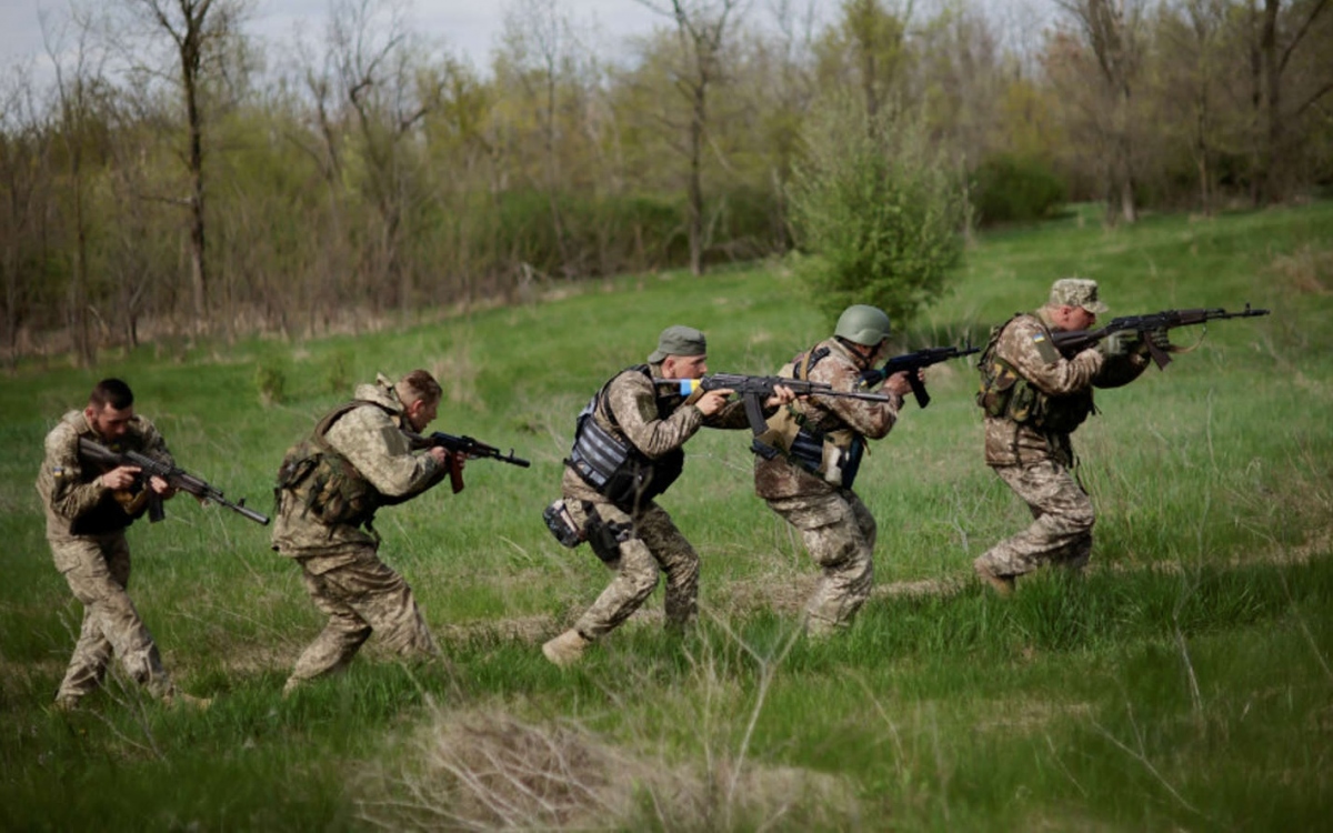 Binh sĩ Ukraine tập luyện chiến thuật. Ảnh: Reuters.