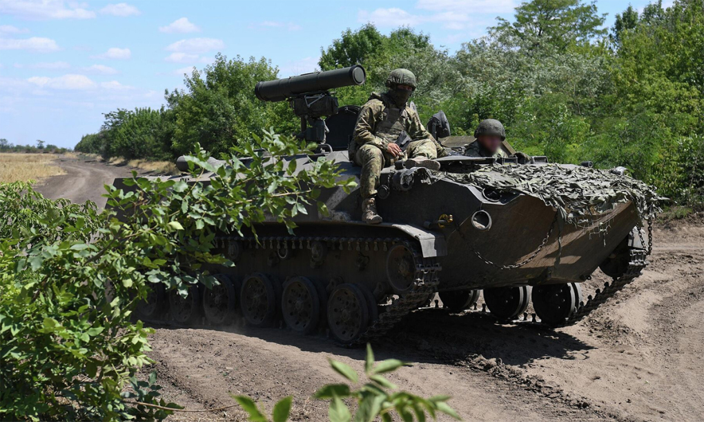 Lính ga ngồi trên thiết giáp với tên lửa chống tăng Kornet tại Ukraine ngày 27/7. Ảnh: RIA Novosti.