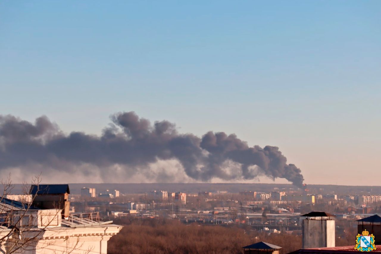 Khói bốc lên từ khu vực sân bay Kursk (Nga) ngày 6/12, được cho là kết quả của một cuộc tấn công bằng máy bay không người lái. Ảnh: AFP
