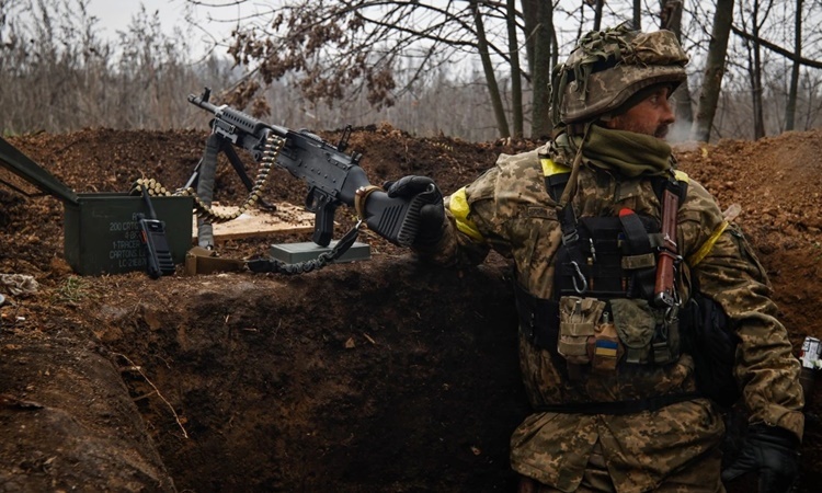  binh sĩ Ukraine ở khu vực Donetsk, miền đông nước này, hồi tháng 11. Ảnh: AP.