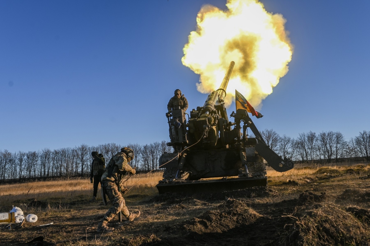 Binh lính Ukraine khai hỏa pháo 2S7 Pion ở Donetsk ngày 5/12. Ảnh: AP