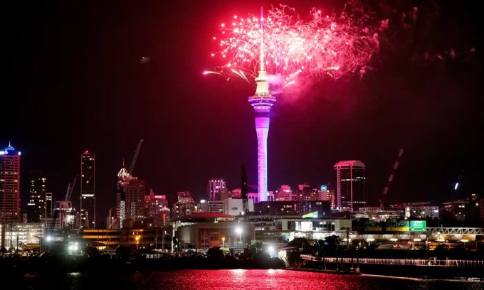 Pháo hoa rực sáng trên Sky Tower ở trung tâm Auckland, New Zealand, ngày 1/1/2023. Ảnh: AP.