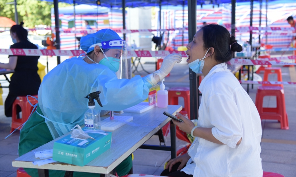 Nhân viên y tế xét nghệm Covid-19 tại Đông Quan, tỉnh Quảng Đông, Trung Quốc. Ảnh: IC