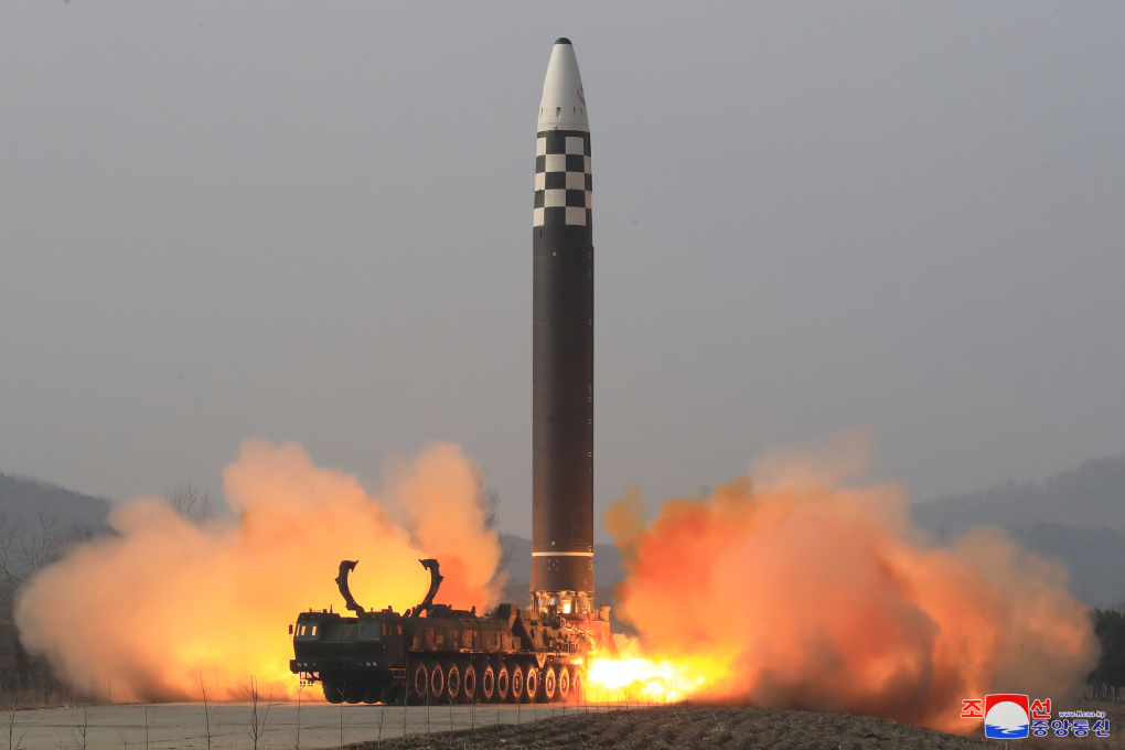 Tên lửa đạn đạo xuyên lục địa Hwasong-17 được Triều Tiên phóng thử từ sân bay quốc tế Bình Nhưỡng hôm 24/3. Ảnh: Reuters.