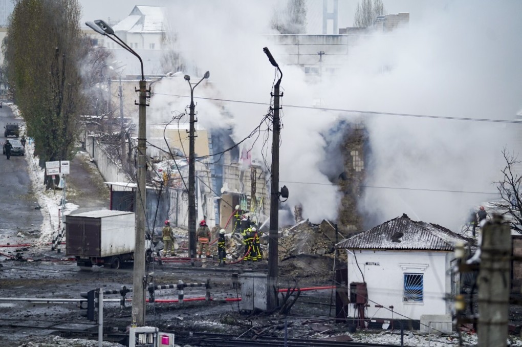 những ngôi nhà bị phá hủy do pháo kích ở Kiev, Ukraine ngày 23/11. Ảnh: AFP.