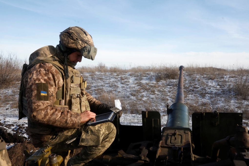 Binh sĩ Ukraine nghiên cứu dữ liệu trước khi khai hỏa Bakhmut, Ukraine ngày 10/1. Ảnh: Reuters.