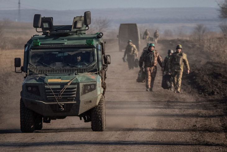 Các binh sĩ Ukraine di chuyển gần Soledar hôm 23-1 - Ảnh: Reuté