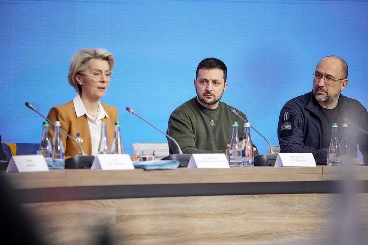 Chủ tịch Ủy ban châu Âu Ursula von der Leyen (trái), Tổng thống Ukraine Volodymyr Zelensky và Thủ tướng Ukraine Denys Shmyhal tại Kievngày 2-2 - Ảnh: Reuters