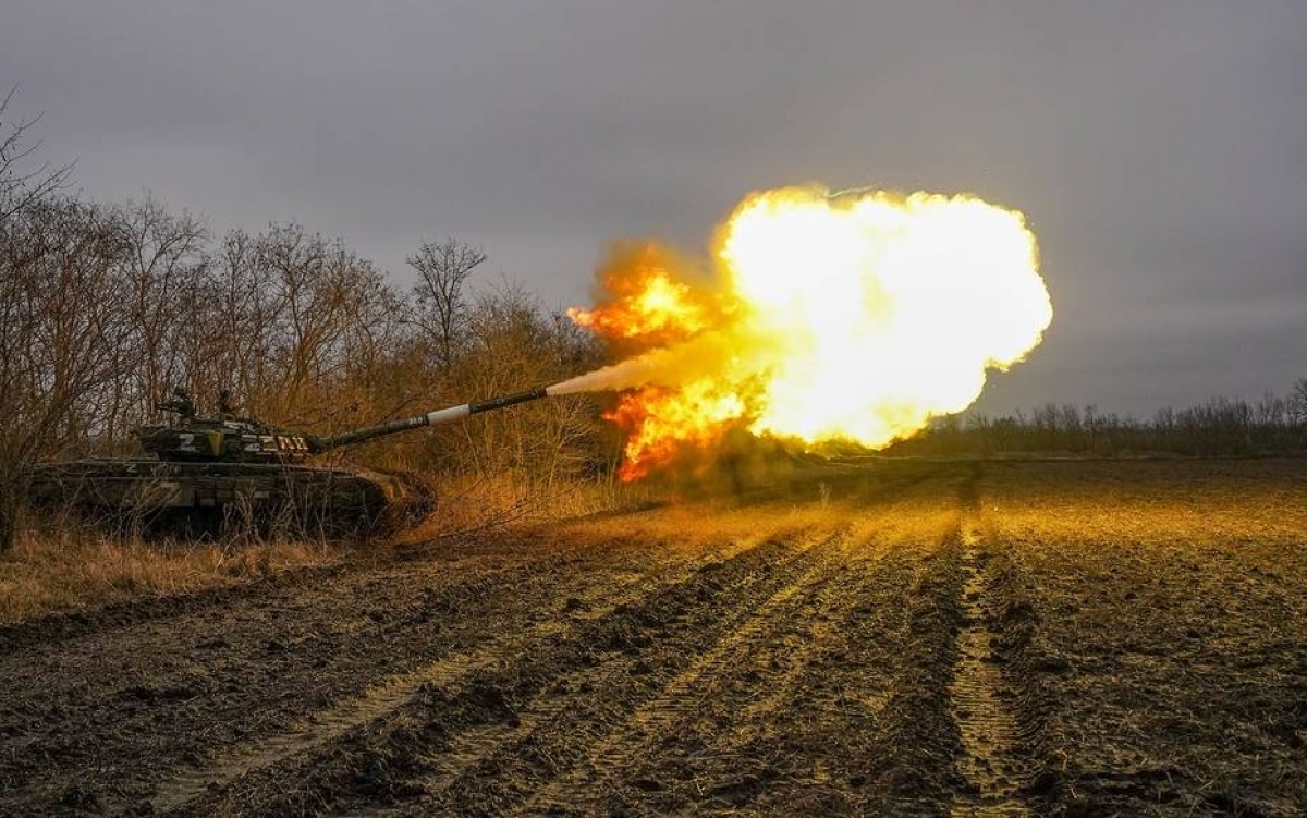 Xe tăng của Nga nã pháo trên chiến trường Ukraine