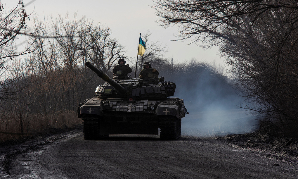 Binh sĩ Ukraine trên xe tăng gần thành phố Bakhmut, tỉnh Donetsk, ngày 20/1. Ảnh: Reuters