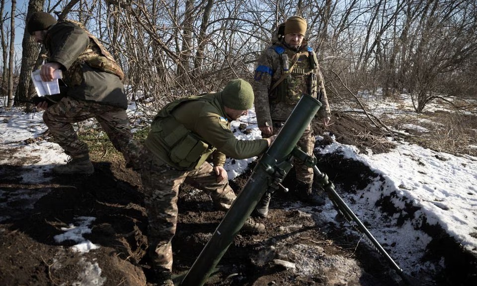 Các binh sĩ Ukraine chiến đấu gần thành phố Ugledar, miền đông Ukraine, hôm 11/2. Ảnh: Reuters.