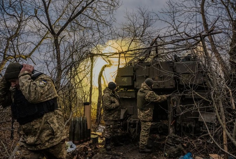 Pháo binh Ukraine khai hỏa gần Bakhmut ngày 3/3. Ảnh: New York Times