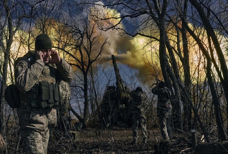 Binh sỹ Ukraine khai hỏa lựu pháo gần Bakhmut. Ảnh: AP