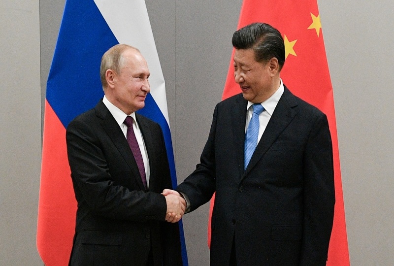 Tổng thống Nga Vladimir Putin (trái) bắt tay Chủ tịch Trung Quốc Tập Cận Bình trong cuộc gặp bên lề hội nghị thượng đỉnh BRICS, tại Brasilia, Brazil, hồi tháng 11/2019. Ảnh: Reuters.