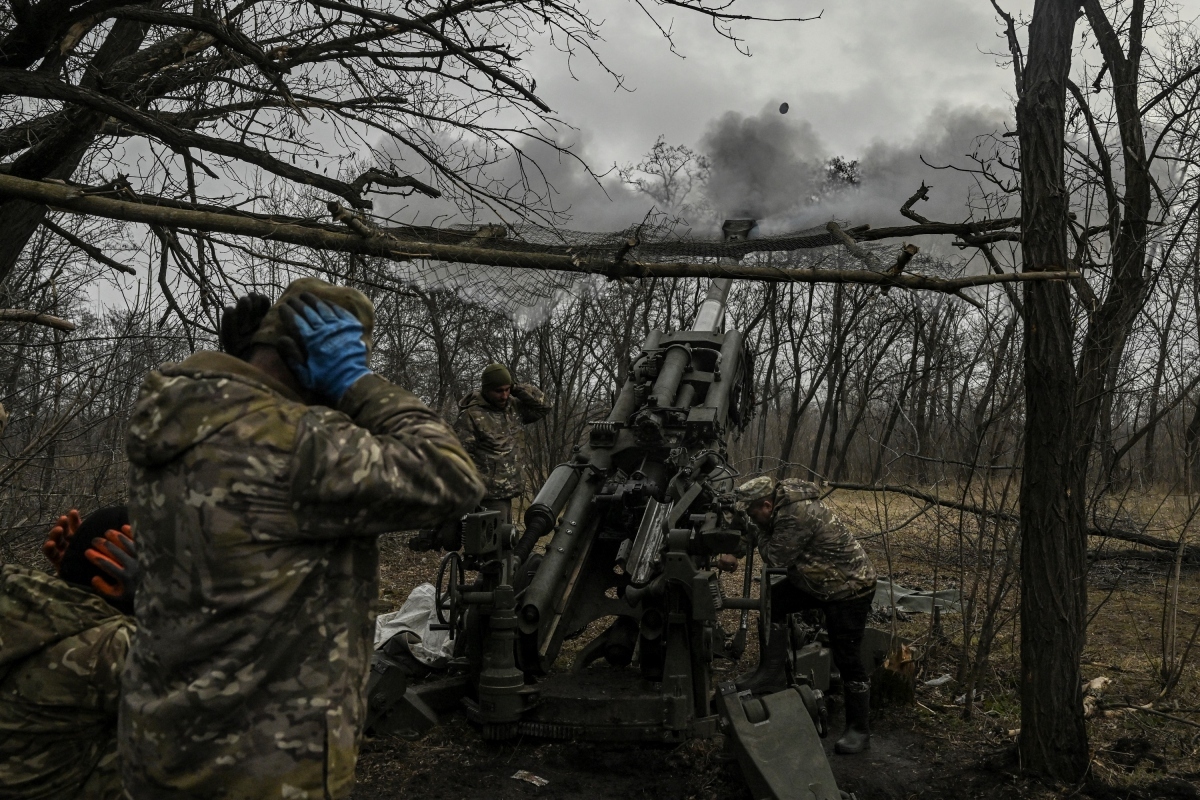 Quân đội Ukraine khai hỏa lựu pháo M777 cỡ nòng 155mm ở Bakhmut ngày 11/3. Ảnh: AFP