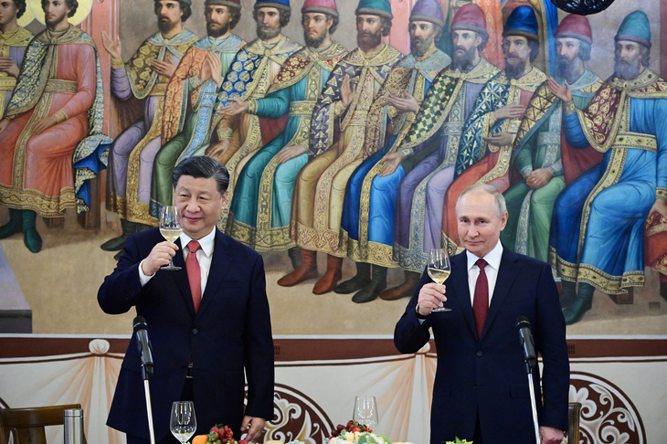 Tổng thống Nga Vladimir Putin (phải) và Chủ tịch Trung Quốc Tập Cận Bình dự tiệc chiêu đãi tại Điệm Kremlin ở Matxcơva, Nga, ngày 21-3 - Ảnh: SPUTNIK