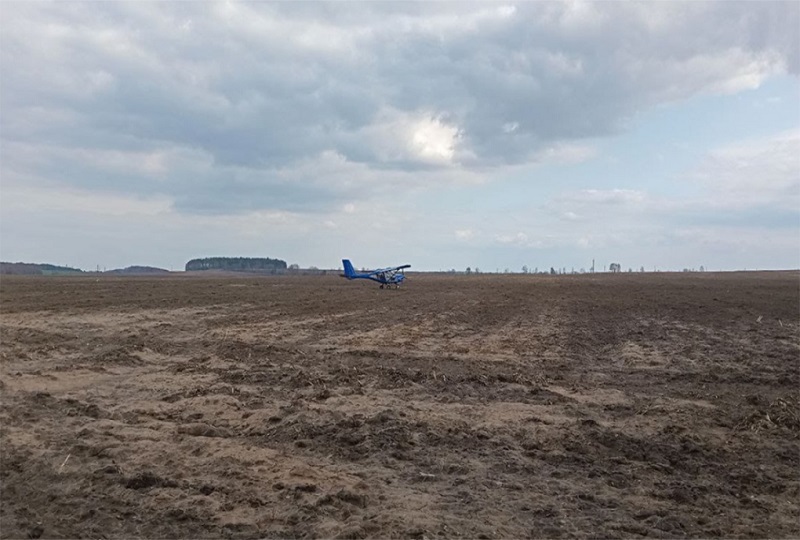 Máy bay hạng nhẹ Ukraine trên bãi đất trống gần làng Butovsk thuộc tỉnh Bryansk, Nga ngày 5/4. Ảnh: Zvezda