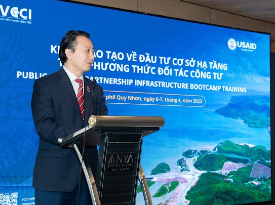 Phó Chủ tịch VCCI Nguyễn Quang Vinh phát biểu khai giảng khóa học