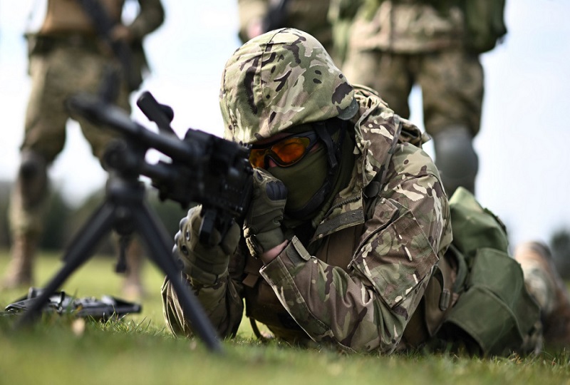 Lính Ukraine huấn luyện ở Anh hôm 27/3. Ảnh: AFP