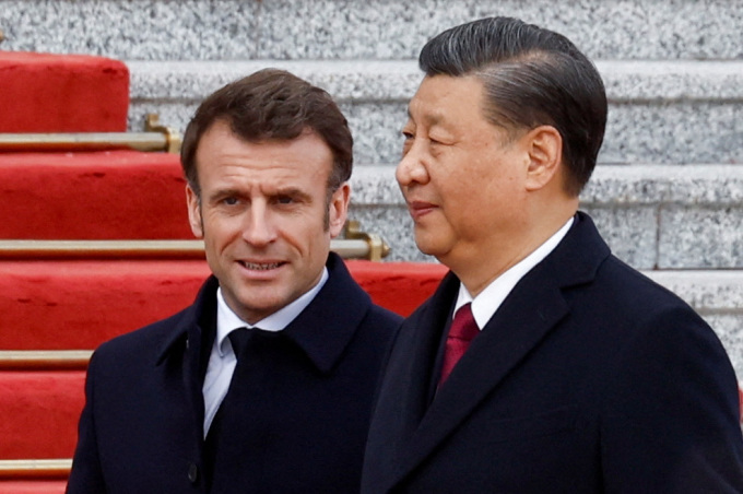 Tổng thống Pháp Emmanuel Macron và Chủ tịch Trung Quốc Tập Cận Bình tại Đại lễ đường Nhân dân ở Bắc Kinh ngày 6/4. Ảnh: Reuters