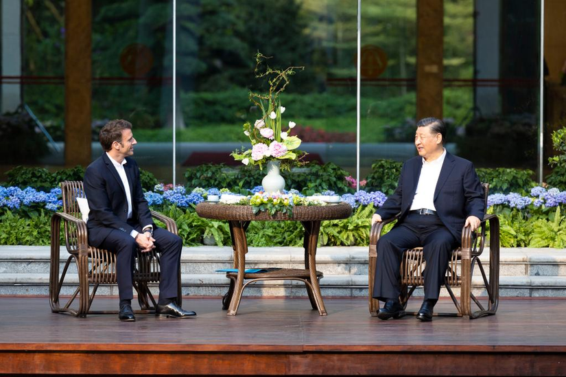 Chủ tịch Trung Quốc Tập Cận Bình cùng Tổng thống Pháp Emmanuel Macron cùng uống trà và trò chuyện tại Vườn Thông, gần núi Bạch Vân tại Quảng Châu, Trung Quốc ngày 7/4. Ảnh: Xinhua