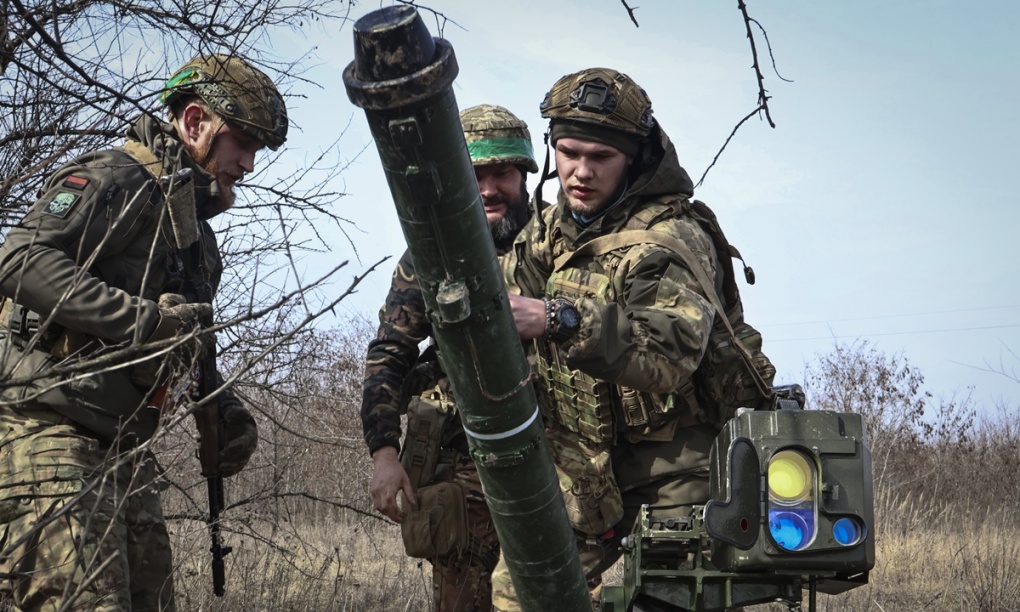 Các binh sĩ Ukraine tại một vị trí gần Bakhmut, miền đông Ukraine vào tháng trước. Ảnh: AP