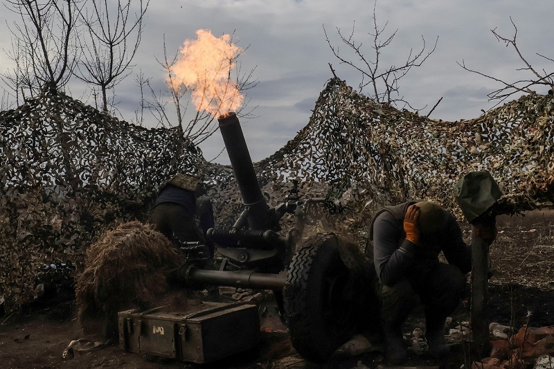 Quân nhân Ukraine bắn súng cối về phía binh sĩ Nga bên ngoài Bakhmut ngày 6.3.2023. Ảnh: Reuters