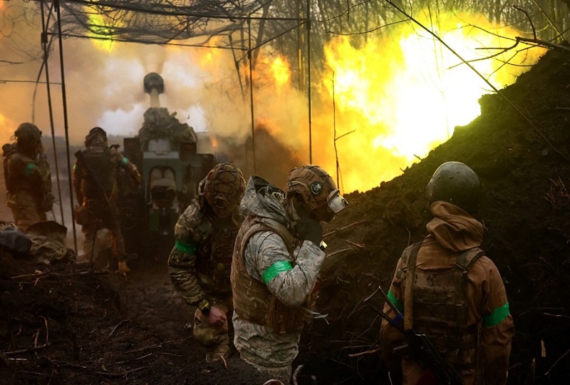 Pháo binh Ukraine khai hỏa về phía lực lượng Nga gần Bakhmut hôm 13/4. Ảnh: Reuters