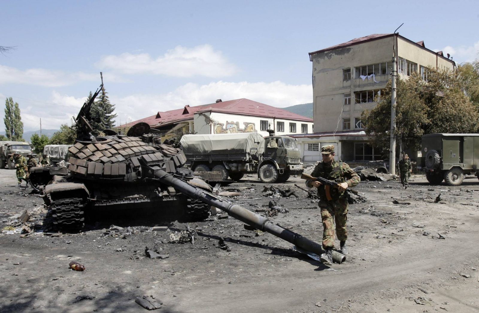 Một người lính Nga đi ngang qua những chiếc xe tăng bị phá hủy của Gruzia ở thủ đô Tshinvali của Nam Ossetia, vào tháng 8 năm 2008.