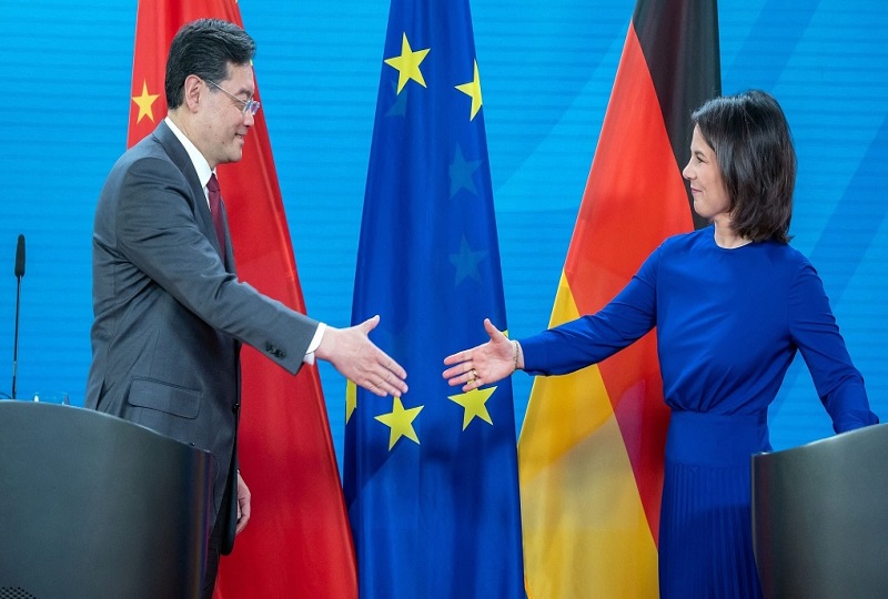 Ngoại trưởng Trung Quốc Tần Cương (trái) và Ngoại trưởng Đức Annalena Baerbock tại Berlin ngày 9/5. Ảnh: Reuters