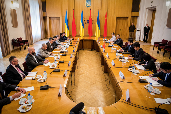 Ngoại trưởng Ukraine Dmytro Kuleba dẫn đầu (trái) và đoàn do đặc phái viên Trung Quốc Lý Huy dẫn đầu trao đổi tại Kiev ngày 16-5 - Ảnh: REUTERS
