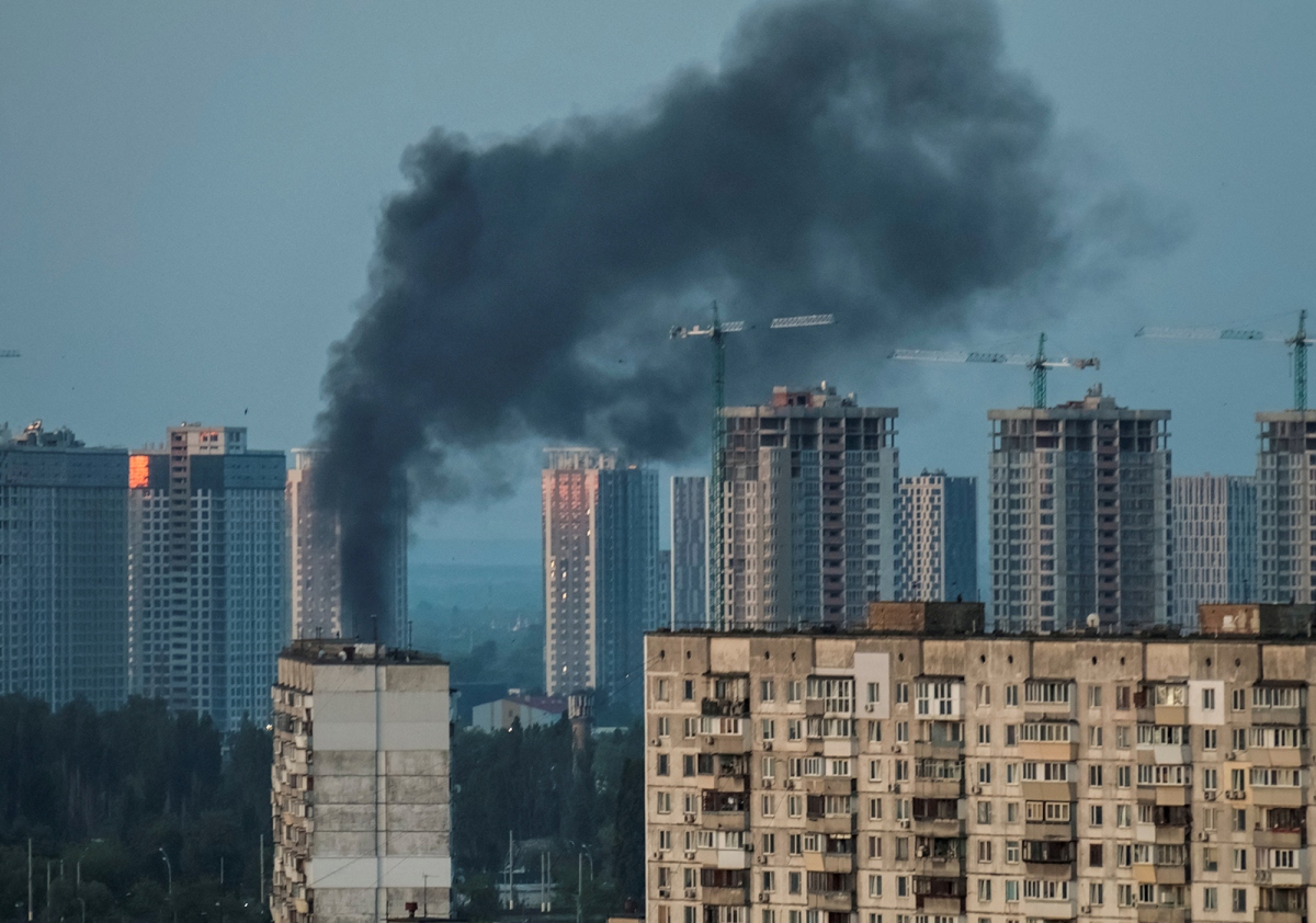 Khói bốc lên ở thủ đô Kiev ngày 18/5. Ảnh: Reuters