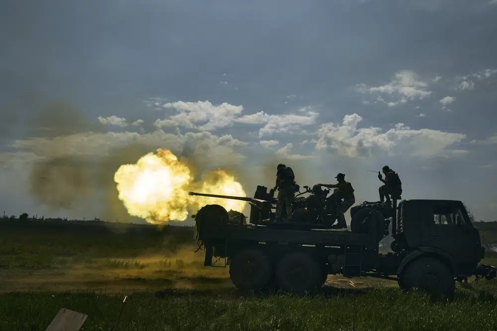 Quân dodoijjp/Ukraine khai hỏa pháo gần Bakhmut ngày 15/5. Ảnh: AP
