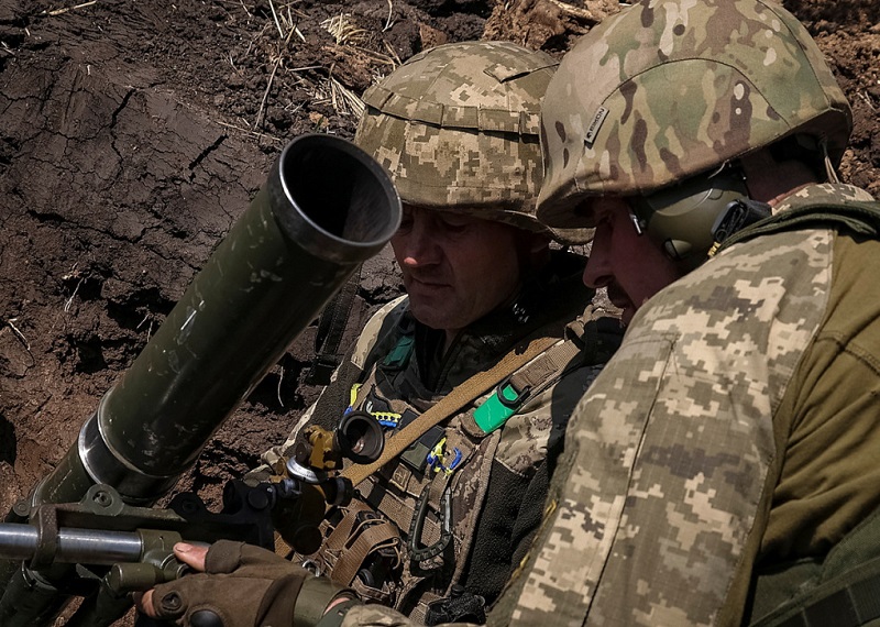 Quân độip/Ukraine chuẩn bị bắn súng cối vào tiền tuyến gần thành phố Bakhmut, tỉnh Donetsk, miền đông Ukraine ngày 18/5. Ảnh: Reuters
