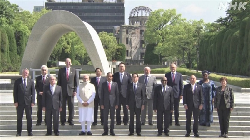 Các nhà lãnh đạo G7 cùng các nước là khách mời tại công viên Hòa bình Hiroshima. Ảnh: NHK