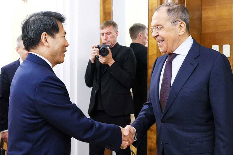 Ngoại trưởng Nga Sergei Lavrov (phải) trong cuộc gặp Đặc phái viên Trung Quốc về các vấn đề Á - Âu Lý Huy tại Moskva, ngày 26-5-2023