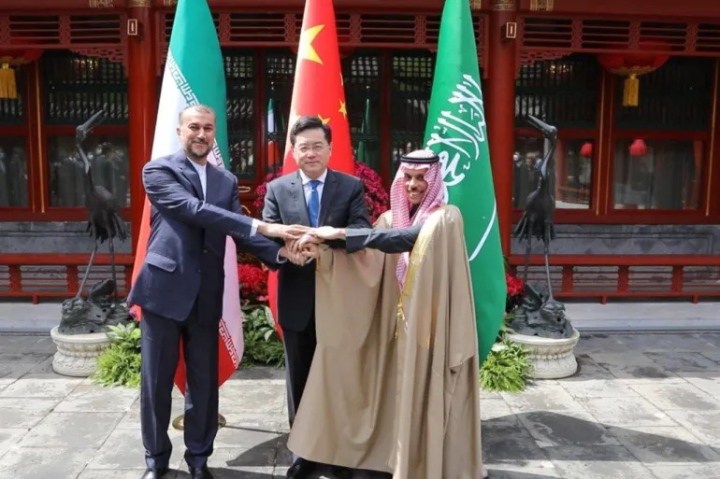 Ngoại trưởng Iran Hossein Amir-Abdollahian (trái), Ngoại trưởng Trung Quốc Tần Cương (giữa) và Ngoại trưởng Saudi Arabia Faisal bin Farhan Al Saud bắt tay nhau trong cuộc gặp ở Trung Quốc, ngày 6/4/2023. Ảnh: Reuters