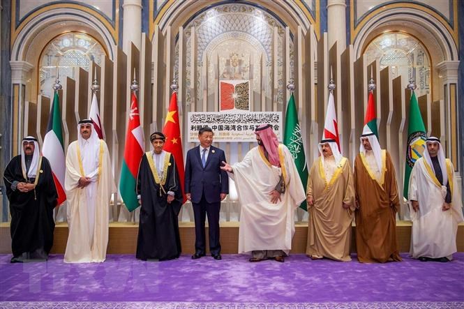 Chủ tịch Trung Quốc Tập Cận Bình (thứ 4, trái) cùng lãnh đạo các nước thuộc Hội đồng Hợp tác vùng Vịnh (GCC) chụp ảnh chung tại hội nghị ở Riyadh, Saudi Arabia ngày 9/12/2022.