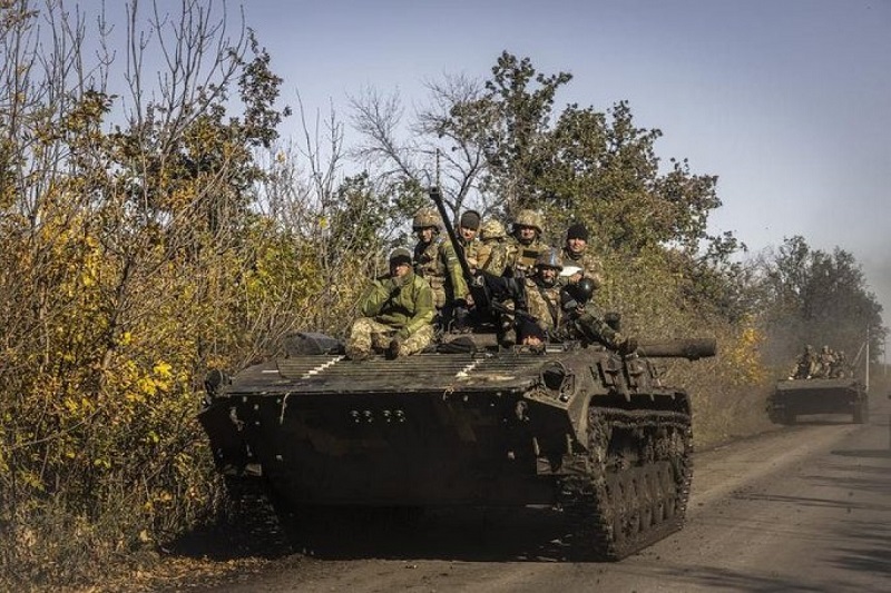 Quân đội Ukraine trên xe quân sự bọc thép gần làng Rubtsi, thuộc vùng Donetsk. Ảnh: New York Times