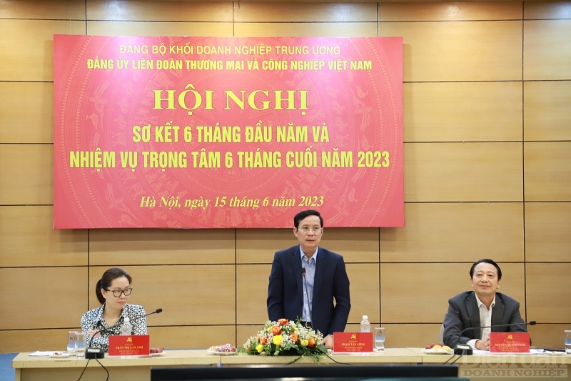 Đồng chí Phạm Tấn Công, Bí thư Đảng đoàn, Chủ tịch VCCI phát biểu tại Hội nghị