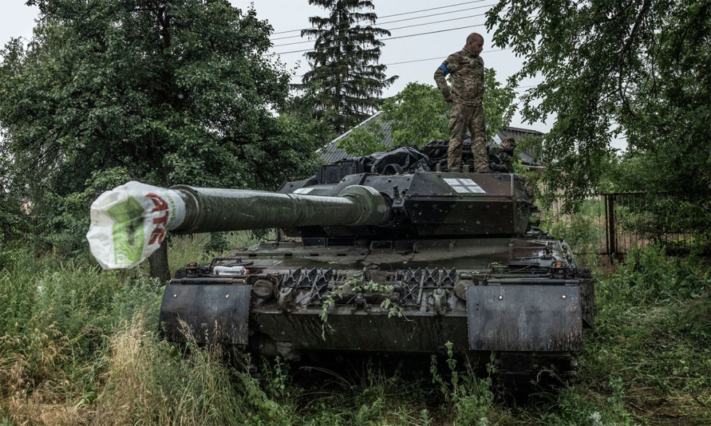 Binh sĩ Ukraine đứng trên xe tăng Leopard 2A6 tại tỉnh Zaporizhzhia ngày 11/6. Ảnh: WSJ