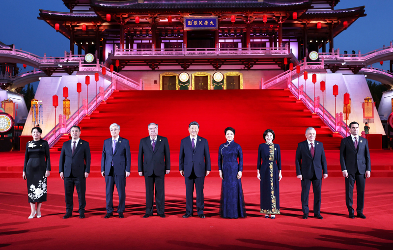 Chủ tịch Trung Quốc Tập Cận Bình (giữa) và lãnh đạo các nước Trung Á tham dự hội nghị.