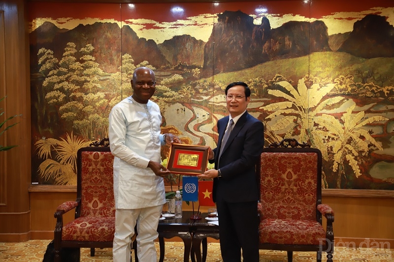 Chủ tịch VCCI Phạm Tấn Công tặng quà lưu niệm cho Tổng Giám đốc ILO nhân chuyến thăm và làm việc của ông đến VCCI