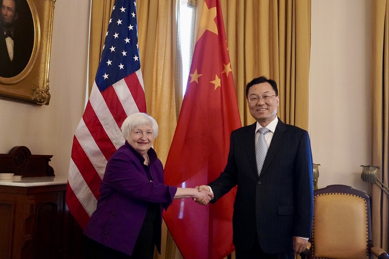 Đại sứ Trung Quốc tại Mỹ Tạ Phong (bên phải) gặp Bộ trưởng Tài chính Mỹ Janet Yellen