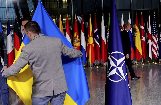 Cờ Ukraine được bố trí cạnh cờ NATO tại một sự kiện. Ảnh: AP